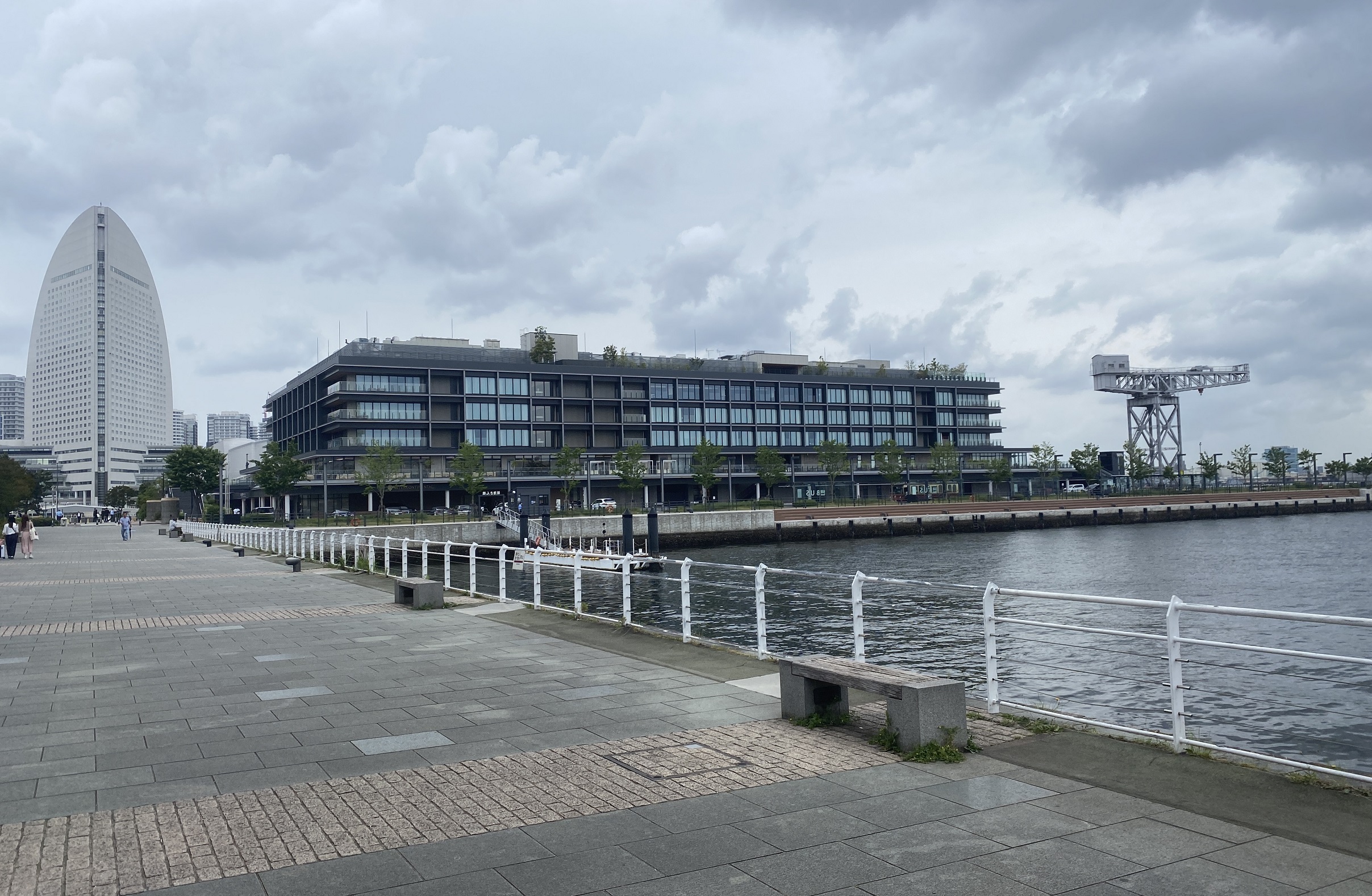 横浜新港ふ頭 MARINE & WALK YOKOHAMA 前護岸　釣り