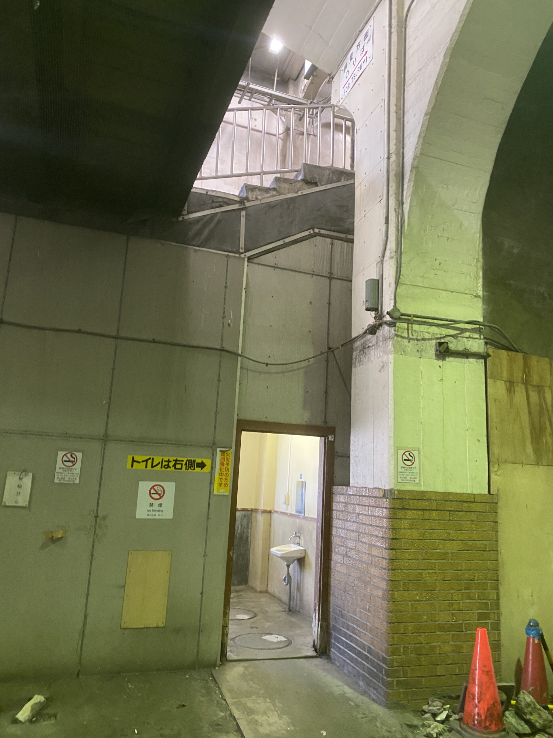 鶴見川河口　国道駅前　釣り　レトロ駅舎