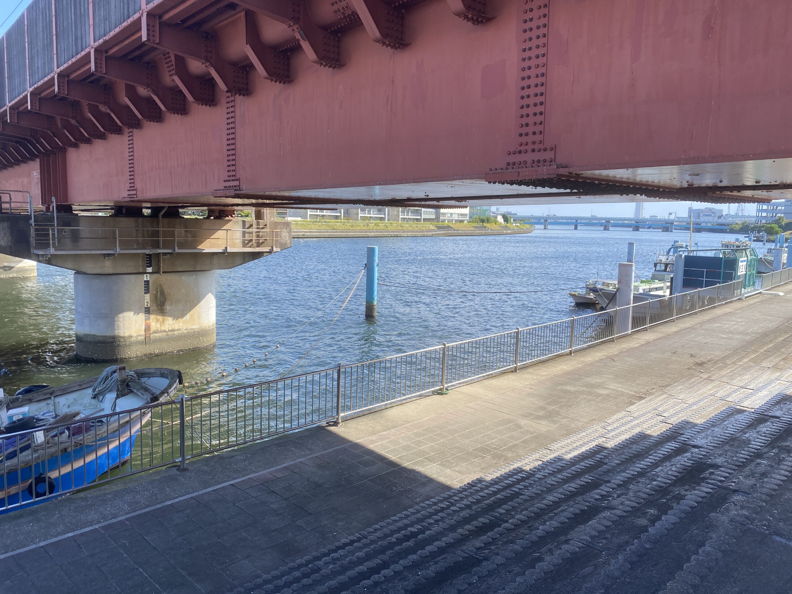 鶴見川河口　国道駅前　釣り　レトロ駅舎
