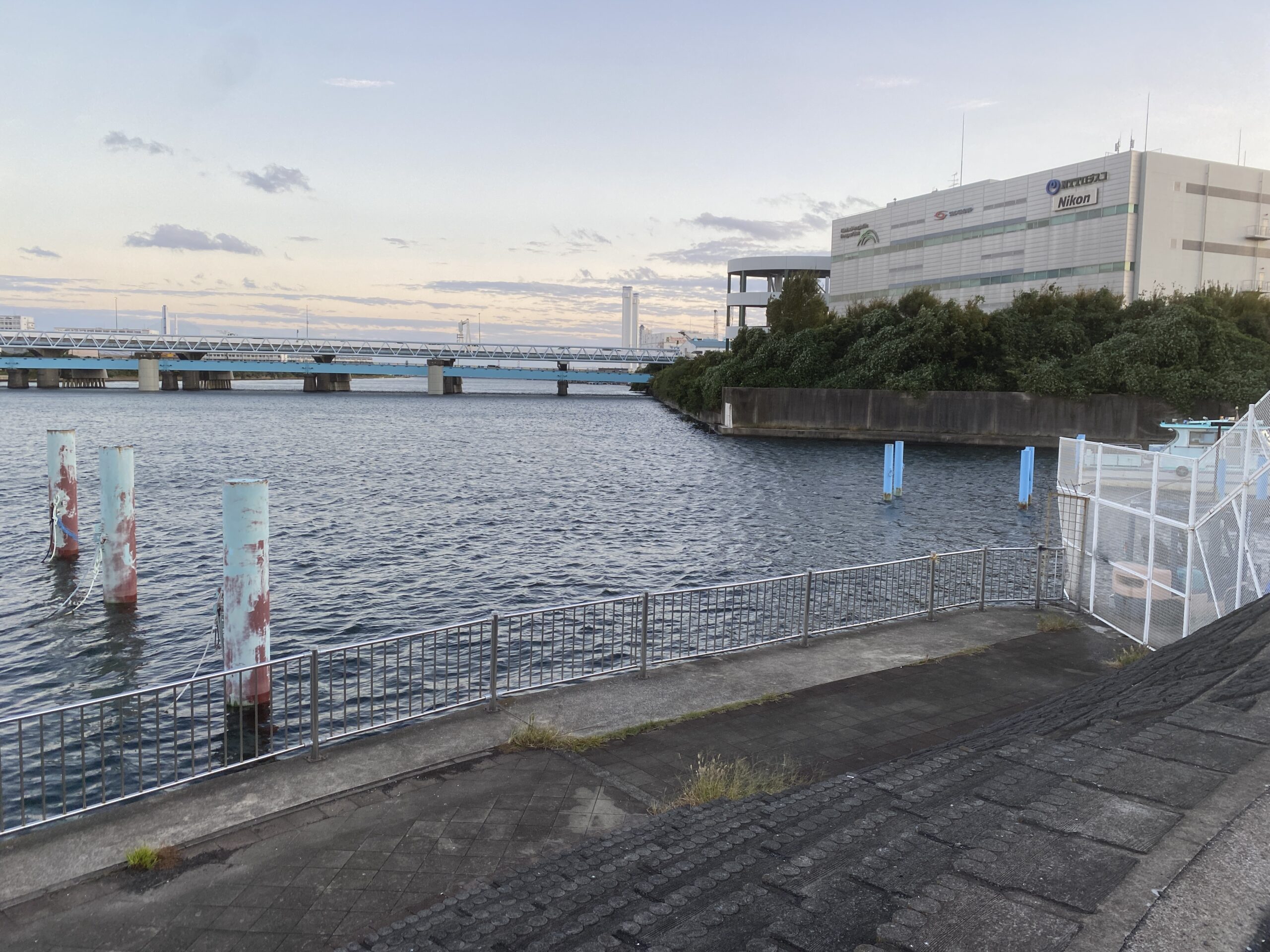 鶴見川河口　国道駅前　釣り　レトロ駅舎