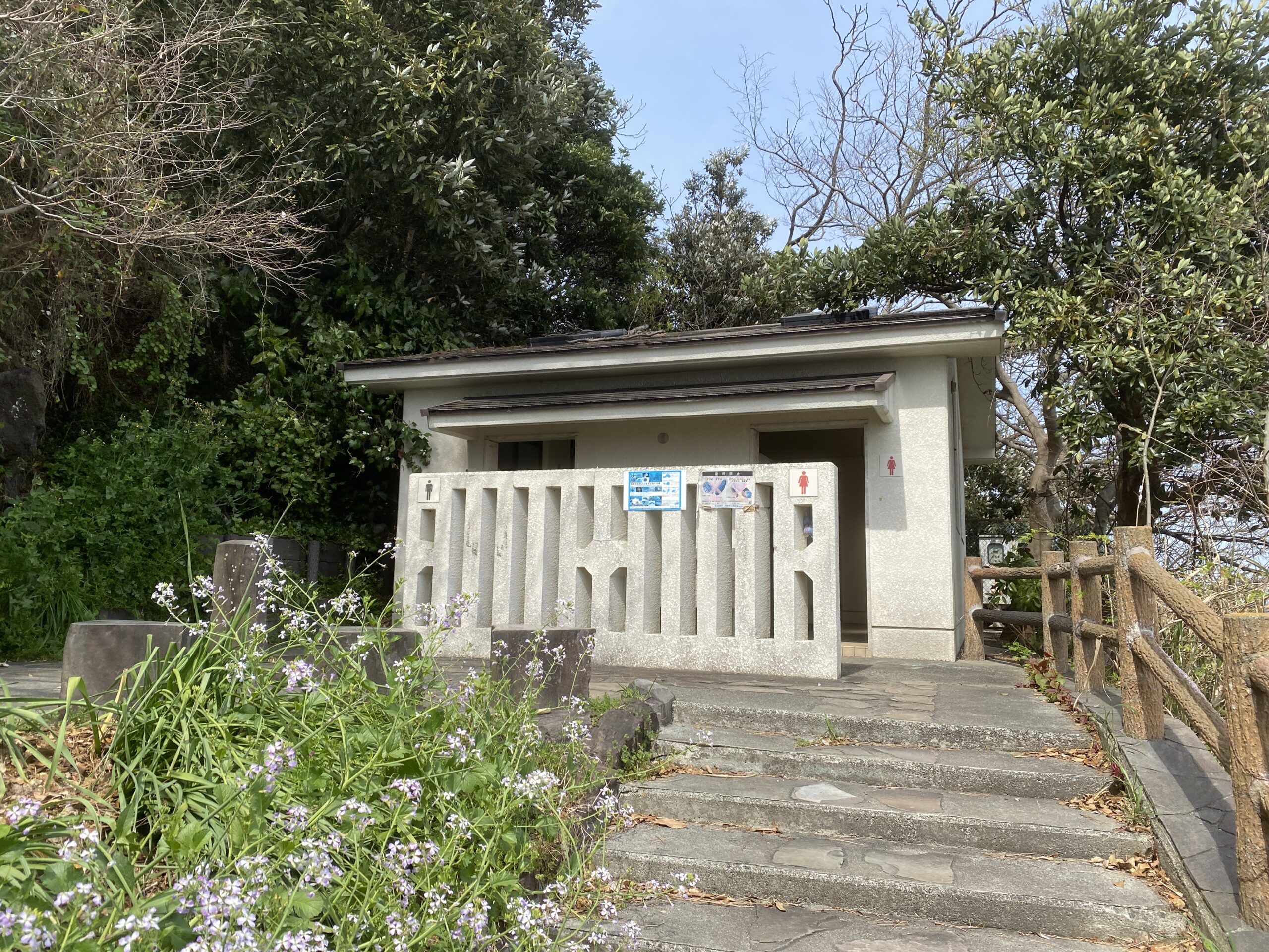 真鶴半島の磯釣りポイント　鉄棒　トイレ